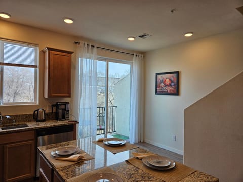 Kitchen or kitchenette, Dining area