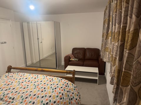 Spacious double room with king size bed Vacation rental in Tendring District