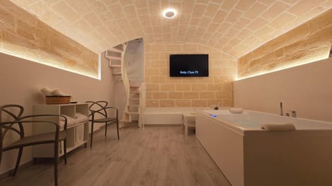 Shower, Hot Tub, Hot Tub, Sauna, Sauna, TV and multimedia, Spa and wellness centre/facilities