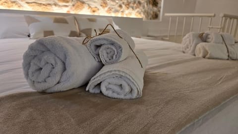 Bed, towels