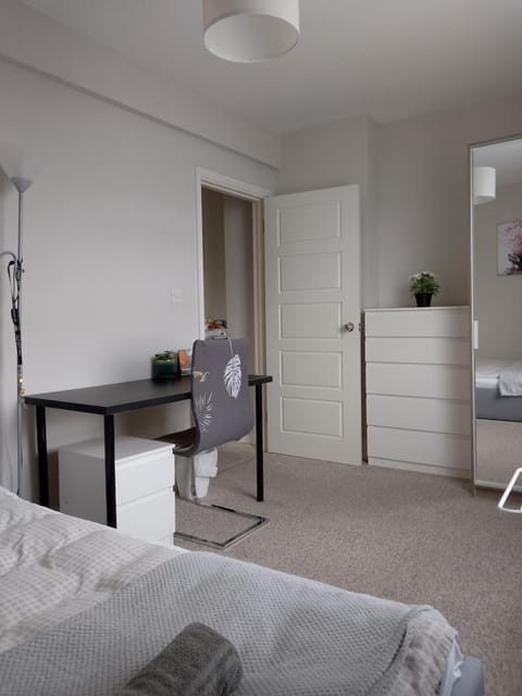 Double or twin room in town centre Vacation rental in East Grinstead