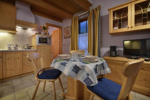 TV and multimedia, Coffee/tea facilities, Kitchen or kitchenette, Dining area, dishwasher, pet friendly, stove