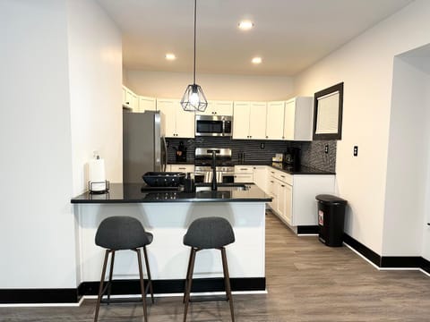 Fully Renovated Modern 4Bedroom 3Bath Home Close to Downtown Cleveland Fully Furnished Apartment in Cleveland Heights