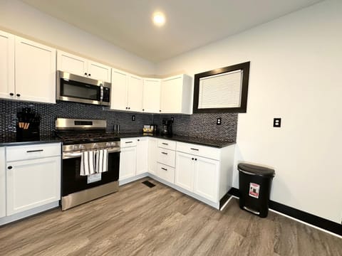 Fully Renovated Modern 4Bedroom 3Bath Home Close to Downtown Cleveland Fully Furnished Apartment in Cleveland Heights