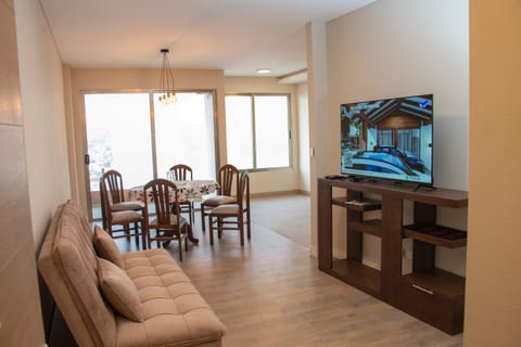 TV and multimedia, Living room, Seating area, Dining area