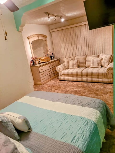 Photo of the whole room, Bedroom