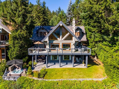 Beautiful 5 Bedroom Log Home with Spectacular Views House in Whistler