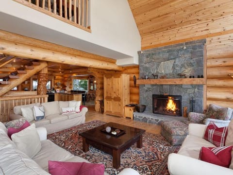 Beautiful 5 Bedroom Log Home with Spectacular Views House in Whistler