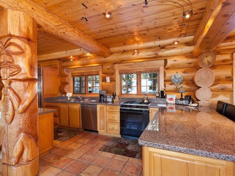 Beautiful 5 Bedroom Log Home with Spectacular Views House in Whistler