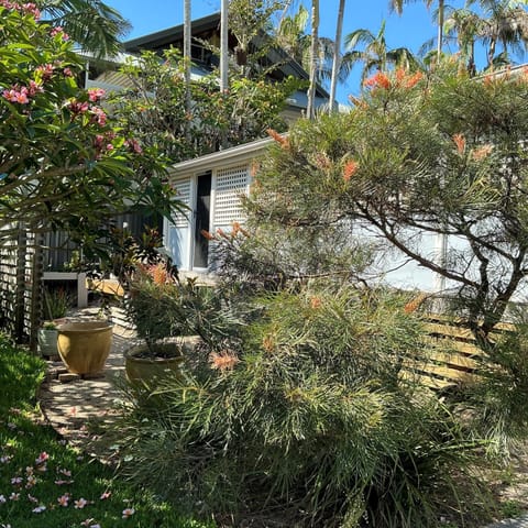 Property building, Day, Garden, Garden view