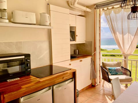 Coffee/tea facilities, Balcony/Terrace, Kitchen or kitchenette, Dining area, Sea view, oven, stove, toaster