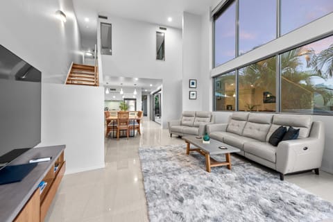 Luxurious Living - 3Bed-3Bath-1Car-Pool - Balmoral Maison in Bulimba