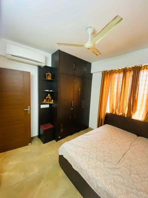 Bed, Bedroom, wardrobe, air conditioner