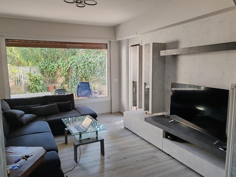 Communal lounge/ TV room, TV and multimedia, Living room, Seating area