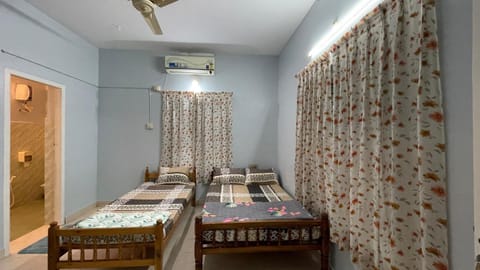 Bed, Photo of the whole room, Bedroom, air conditioner