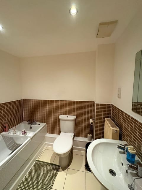 2 bedroom 2 bathroom ground floor apartment in central location Apartment in Warrington