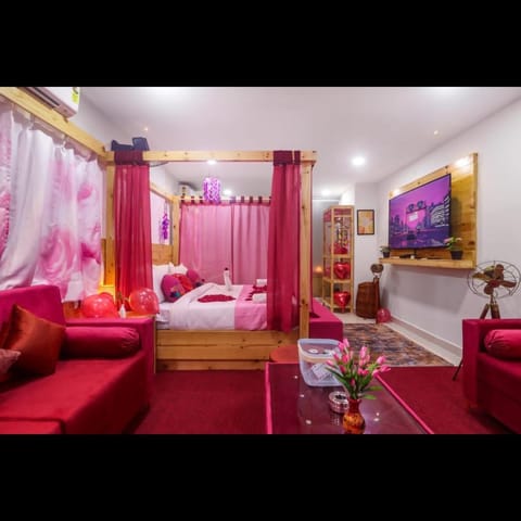 Communal lounge/ TV room, Bed, TV and multimedia, Living room, Photo of the whole room, Seating area, Evening entertainment, Bedroom