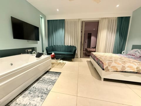 Green Studio - Private Jacuzzi - Private Balcony Apartment in Gurugram