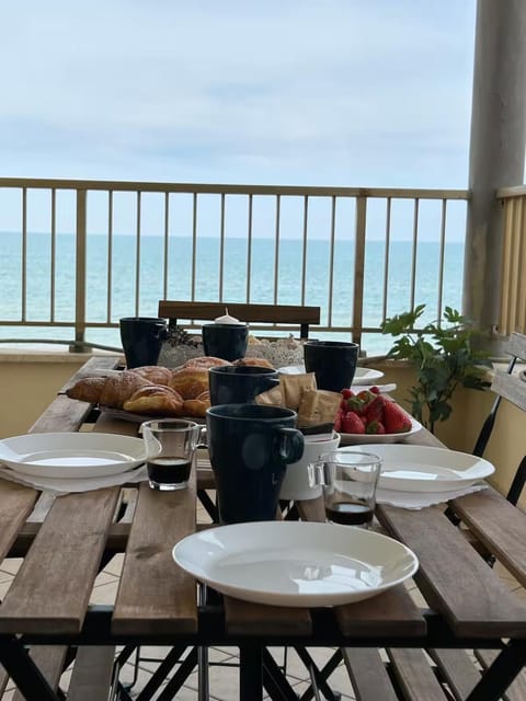 Natural landscape, View (from property/room), Balcony/Terrace, Dining area, Sea view