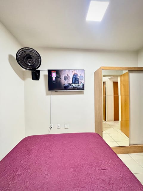 Bed, TV and multimedia, Photo of the whole room, Bedroom