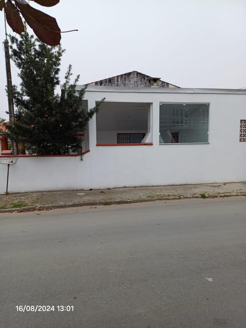 Casa 300 mts da praia 4 quartos com ar condicionado House in São Francisco do Sul