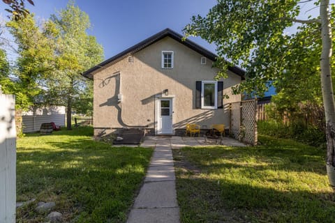 CNP Farmhouse House in Crowsnest Pass