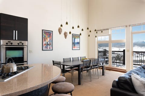 Balcony/Terrace, Kitchen or kitchenette, Dining area, Mountain view