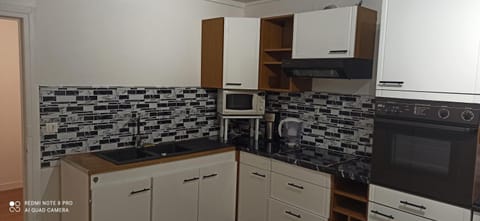 Kitchen or kitchenette, oven, stove