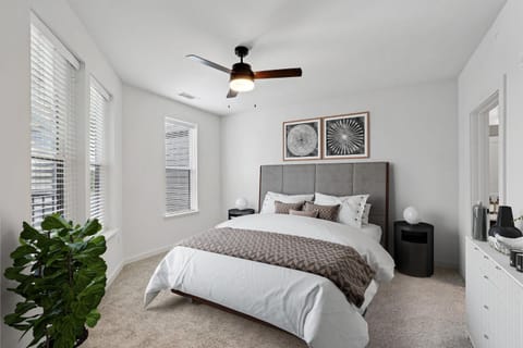 Bed, Photo of the whole room, Decorative detail, Bedroom