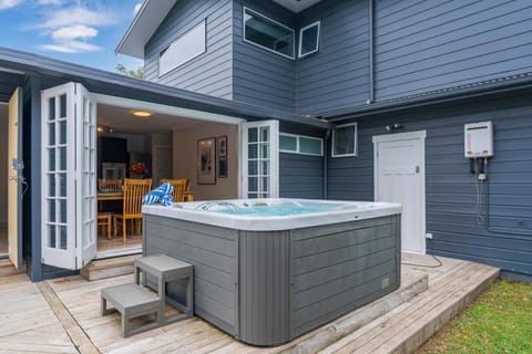 Patio, Day, Hot Tub