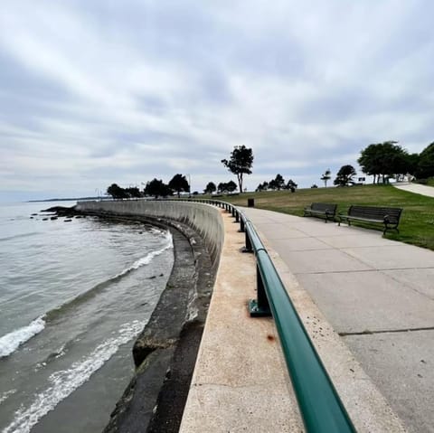 Queen Bed Condo by the Beach Appartement in Lynn