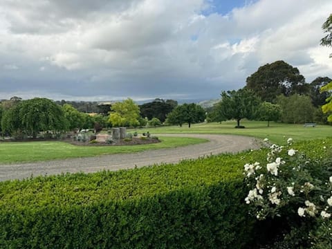 Hubbard Road House in Yarra Glen