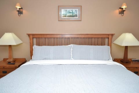 Trailside Village #4 - Slopeside 1BR with Hot Tub and Sauna, Ski In Ski Out, Lift Ticket Deals House in Killington