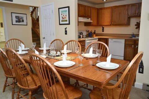 Trailside Village #6 - Slopeside 3BR 2BA, Hot Tub, Sauna, Ski In Ski Out with Lift Ticket Deals House in Killington