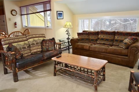 Trailside Village #6 - Slopeside 3BR 2BA, Hot Tub, Sauna, Ski In Ski Out with Lift Ticket Deals House in Killington