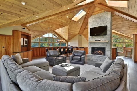 Vistas 92 - 4-Bedroom Luxury Ski On Ski Off Home with Hot Tub, Views, Lift Ticket Deals House in Mendon