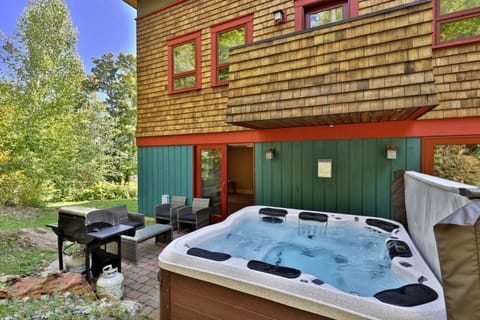 Vistas 92 - 4-Bedroom Luxury Ski On Ski Off Home with Hot Tub, Views, Lift Ticket Deals House in Mendon