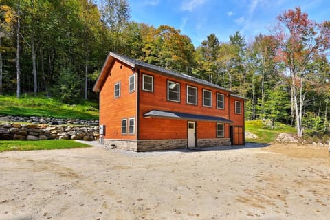 Experience the charm of Peak Hill Home, a cozy 3-BR retreat close to Ski Resort House in Pittsfield