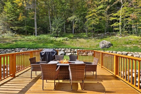 Experience the charm of Peak Hill Home, a cozy 3-BR retreat close to Ski Resort House in Pittsfield