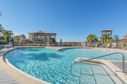 Land Zen Beachfront Pool & Hot tub House in Destin