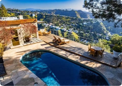 Secluded Luxury Hollywood Hills Retreat Villa in Hollywood Hills