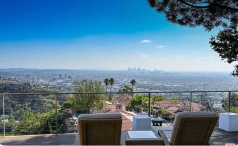 Secluded Luxury Hollywood Hills Retreat Villa in Hollywood Hills