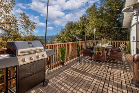 Property building, Day, Natural landscape, BBQ facilities, View (from property/room), Balcony/Terrace, Balcony/Terrace, Dining area, Autumn, On site, heating