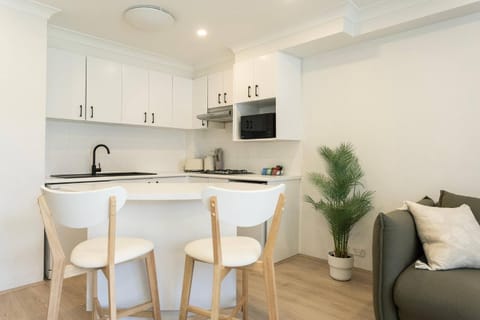 Luxurious Manly Retreat with Beachside Bliss Apartamento in Manly