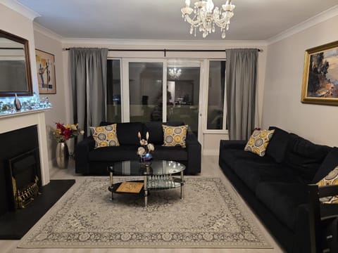 Dublin - 3 Bedroom Cosy Home - Sleeps 7 House in Dublin