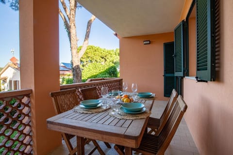 View (from property/room), Balcony/Terrace, Dining area