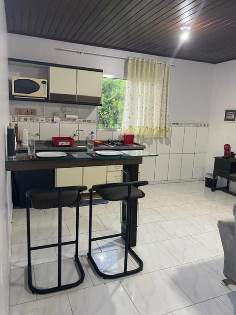 Kitchen or kitchenette, Dining area, minibar, stove