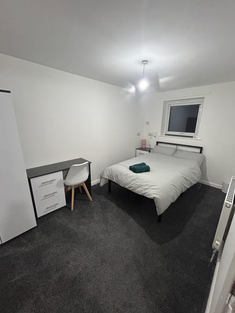 Bed, TV and multimedia, Bedroom