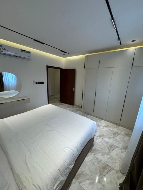 Bed, Photo of the whole room, Bedroom, wardrobe, air conditioner