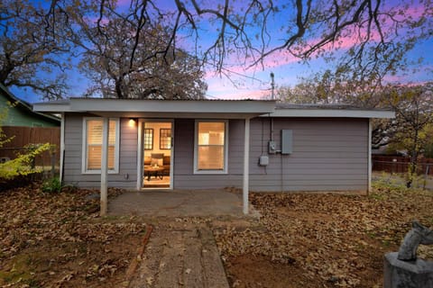 Charming 2BR Denton Home, 5 Minutes To Square, Sleeps 6 Maison in Denton